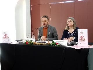 L&#039;alcalde de Vila-seca, Pere Segura, la regidora de Cultura, Manuela Moya, han presentat avui la programació de Sant Jordi