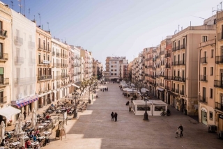 Imatge d&#039;arxiu de la plaça de la Font de Tarragona, amb les terrasses dels restaurants als laterals