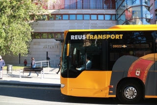 Imatge d&#039;un autobús de Reus Transport davant els Jutjats de Reus, el dia que es va celebrar un judici per suposada vulneració dels drets laborals dels treballadors de la companyia 