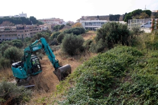 Una màquina excavadora treballant en les obres d&#039;ampliació de l&#039;aparcament municipal de Torroja de Tarragona