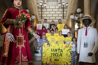 La consellera de Cultura de l&#039;Ajuntament de Tarragona, Inés Solé, amb representants de les entitats que oferiran el marxandatge de les Festes de Santa Tecla 2022