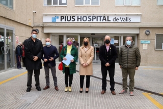 Imatge de l&#039;alcaldessa de Valls, Dolors Farré; i la consellera de Salut, Alba Vergés; al centre de la imatge; en l&#039;arribada al Pius Hospital de Valls