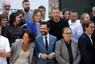Foto de família a l&#039;acte del Palau Robert on s&#039;ha anunciat que Catalunya serà la Regió Mundial de la Gastronomia el 2025
