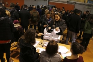 Cua de gent per votar tot just obrir els col·legis electoral, a Barcelona