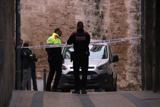 Agents dels Mossos d&#039;Esquadra investigant, el passat 21 de març, al carrer de l&#039;Església de Valls