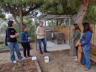 El tècnic del projecte, Ton Aymemí, explicant el funcionament de la màquina de compostatge de l&#039;escola La Portalada