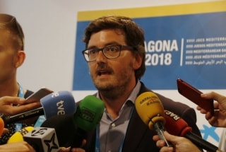 Javier Villamayor, comissionat dels Jocs Mediterranis, atenent els mitjans de comunicació