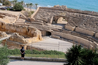 Una turista, d&#039;esquenes, contemplant l&#039;amfiteatre romà de Tarragona a través d&#039;una tanca, el passat 27 de setembre del 2019