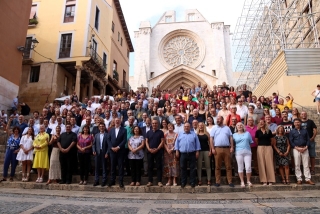 Fotografia de família dels representants de les entitats de la ciutat, polítics i patrocinadors implicats en la commemoració dels 700 anys de l&#039;arribada del Braç de Santa Tecla a la ciutat 