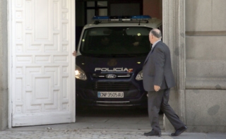La furgoneta de la policia espanyola que transporta els empresonats dins el Tribunal Suprem