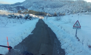 Imatge captada des d&#039;una màquina llevaneus de la Diputació, després d&#039;haver restablert la carretera secundària nevada