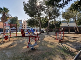 El nou espai de màquines del voltant del Centre Cívic Cal Cego, per fer exercici i a les quals pot accedir tothom