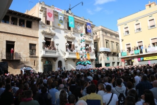 Imatge dels Castellers de Vilafranca aixecant la torre de 8 descarregada en tercera ronda, a la diada de Tots Sants, en una plaça de la Vila plena de gent