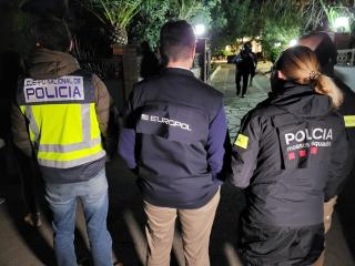 Dispositiu policial en marxa coordinat per l&#039;Europol contra una organització criminal investigada per delictes de blanqueig de capitals, amb entrades i escorcolls a Valls, Sant Cugat del Vallès i altres poblacions de l&#039;Estat i de Portugal.