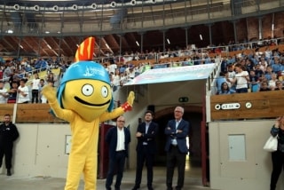 El Tarracus, la mascota dels Jocs, saludant als més de 2.000 escolars a la Tarraco Arena Plaça, durant la presentació de la cançó oficial dels Jocs, amb l&#039;alcalde al costat