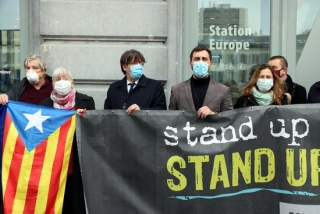 Imatge de Carles Puigdemont, Toni Comín i Clara Ponsatí en una protesta davant l&#039;Eurocambra contra l&#039;aixecament de la seva immunitat
