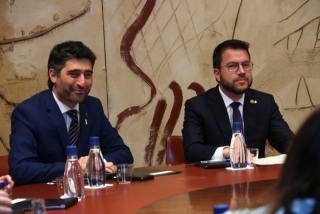El president del Govern, Pere Aragonès, amb el vicepresident, Jordi Puigneró, durant el Consell Executiu extraordinari per aprovar el decret que ha de blindar el català a les aules