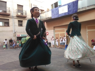 Els gegants de Castellvell ballant a la plaça Catalunya