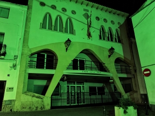 Imatge del 2019 de la façana de l&#039;Ajuntament de la Bisbal del Penedès il·luminada