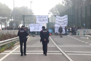Dos agents dels Mossos d&#039;Esquadra davant les portes del centre penitenciari Mas d&#039;Enric durant la jornada de protesta 