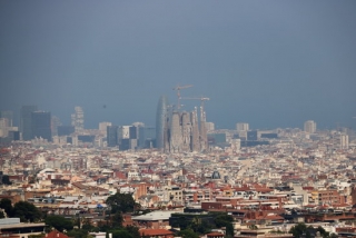 Imatge de Barcelona amb la Sagrada Família amb boira per pol·lució al fons després que s&#039;hagi declarat l&#039;episodi per alta contaminació per partícules a Catalunya, l&#039;1 de juliol del 2019