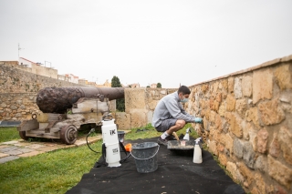 Un alumne de la Casa d&#039;Oficis treballant en l&#039;arranjament i manteniment del Passeig Arqueològic de Tarragona