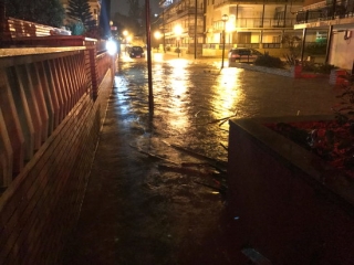 Imatge d&#039;un dels carrers del barri de la Salut de Salou, ple d&#039;aigua després del desbordament del barranc de Barenys