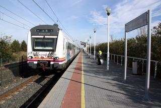 Imatge d&#039;arxiu d&#039;un tren de la nova línia R17, entre Tarragona i PortAventura, arribant a l&#039;estació del parc temàtic 