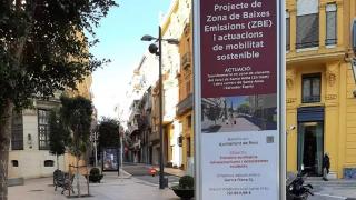 Imatge d&#039;arxiu d&#039;un cartell de la ZBE a la cantonada de la plaça Catalunya amb raval de Santa Anna