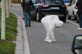 La policia científica dels Mossos recollint mostres després de l&#039;assassinat d&#039;un home a la via pública al barri de Campclar