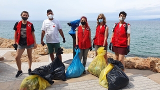Imatge de voluntariat de Creu Roja, amb bosses de residus recollides a les platges de Salou