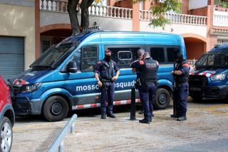Agents dels Mossos d&#039;Esquadra en un operatiu policial per desallotjar pisos ocupats, on hi ha plantacions de marihuana, al barri de Mas Pellicer de Reus