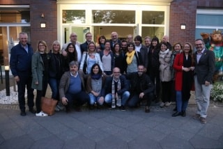 Diputats de JxCat es fotografien amb uns catalans que els van anar a saludar després d&#039;una reunió amb Carles Puigdemont a Berlín