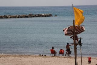 Imatge d&#039;arxiu d&#039;una bandera groga onejant a la platja de l&#039;Arenal de l&#039;Hospitalet de l&#039;Infant, la mateixa que onejava avui al Miracle de Tarragona