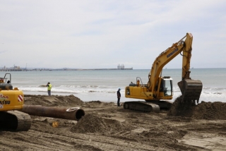 Imatge d&#039;operaris treballant en la regeneració de la platja de la Pineda (Vila-seca), el 17 de maig del 2021