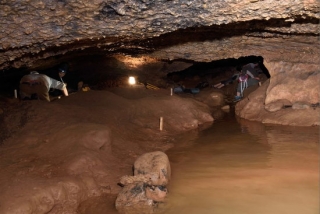 Un dels espais de la cova de la Font Major on els investigacions de l&#039;IPHES realitzen excavacions
