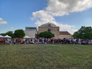 Foto de grup amb els més de 200 alumnes implicats, al Conjunt Monumental de Centcelles, a Constantí