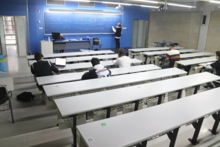 Imatge d&#039;una de les aules de la facultat d&#039;Economia i Empresa de la URV, amb alumnes de primer, el 15 de febrer del 2021