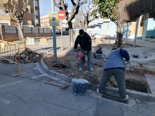 L’Ajuntament de Cambrils va inciiar dijous passat les obres d’adequació de les voreres del carrer de Montbrió, al barri del Regueral