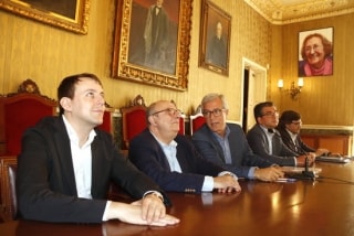 Els eurodiputats Javi López (PSC) i Santiago Fisas (PP), en roda de premsa amb l&#039;alcalde de Tarragona, Josep Fèlix Ballesteros, i els regidors José Luis Martín i Javier Villamayor