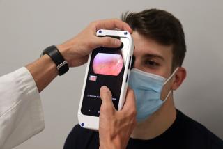 Un metge realitzant un examen ocular a un pacient amb un dels nous dispositius creats per l&#039;IISPV i la URV
