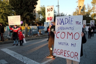 Manifestants amb pancartes en el tall de carretera a l&#039;N-340, a l&#039;altura del barri d&#039;Icomar de Tarragona, per demanar més seguretat i presència policial als barris de Ponent de la ciutat