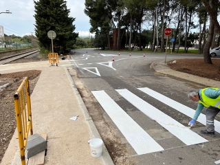El nou pas sobre la via del tren situat a l’avinguda Joan XXIII (Cambrils Badia) descongestionarà el centre del port i obrirà una nova opció de mobilitat per accedir a les platges de llevant, des del Vial del Cavet