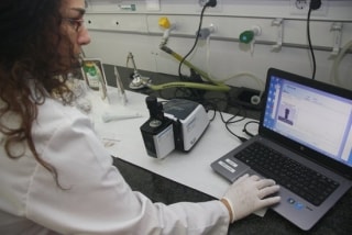 Sílvia de Lamo analitzant amb l&#039;ordinador la composició química d&#039;un insecte