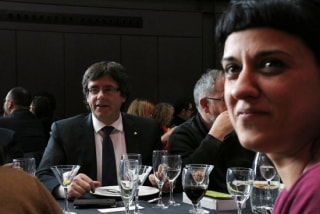 El president de la Generalitat, Carles Puigdemont, amb la diputada de la CUP Anna Gabriel, el passat 15 de febrer
