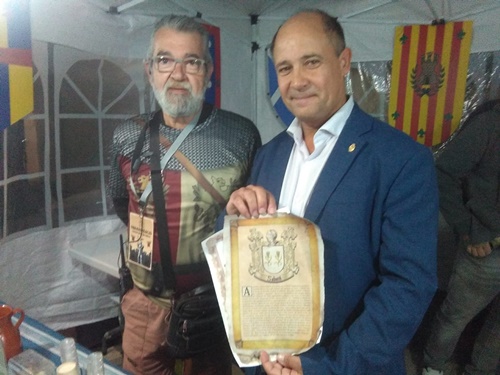 alcalde Sabaté mostra carta heràldica