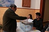 Un veí de la Bisbal de Falset diposita el seu vot en l'urna de la consulta popular per decidir el nom del municipi