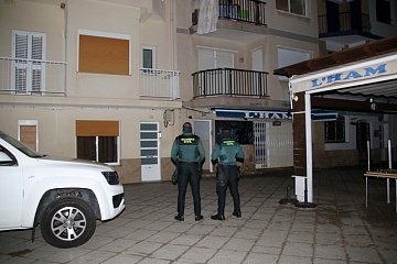 Dos agents de la Guàrdia Civil davant del domicili on fan un escorcoll a Torredembarra