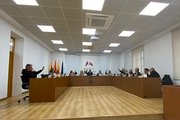 Moment de la votació del Ple de l'Ajuntament de Mont-roig del Camp, aquest divendres 15 de novembre