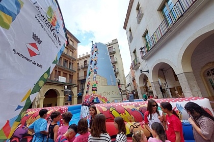 La plaça del Blat de Valls va ser divendres passat l'escenari de l'estrena de l’inflable casteller més alt del món